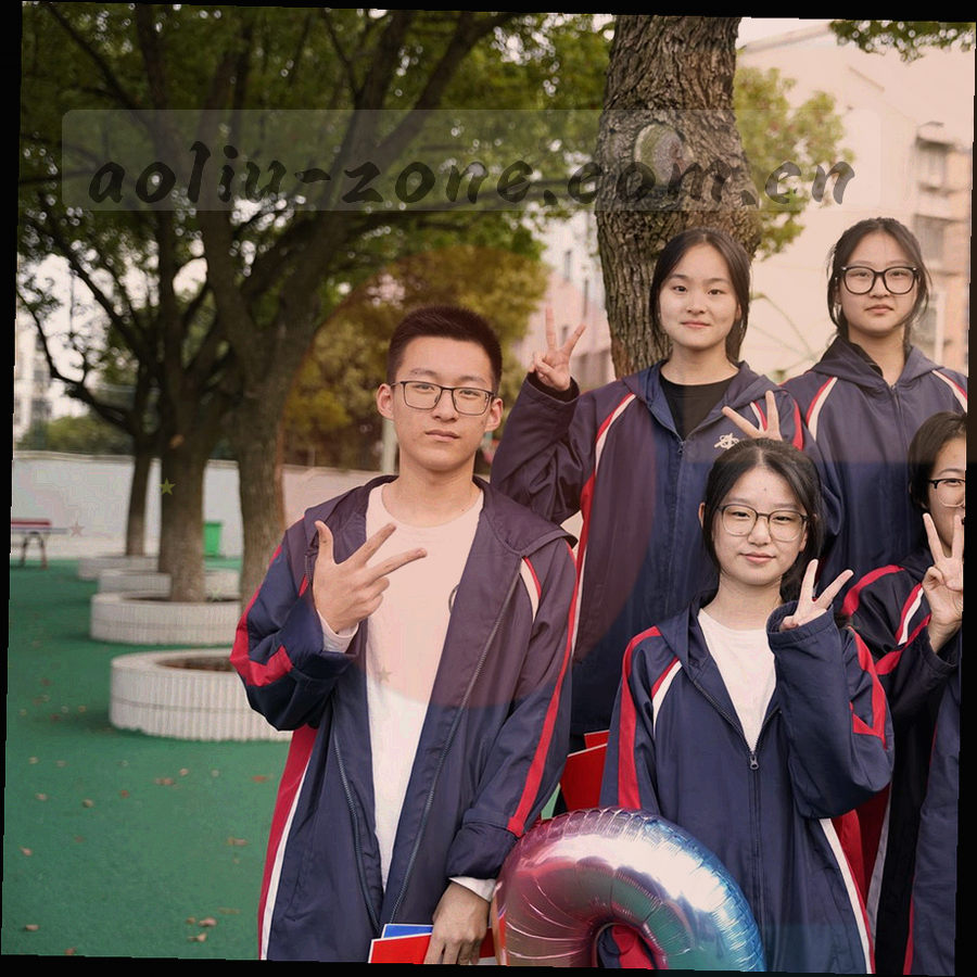 夜间灯下纸面与装订纹理的抽象特写，暖光斜照，画面中没有可读文字